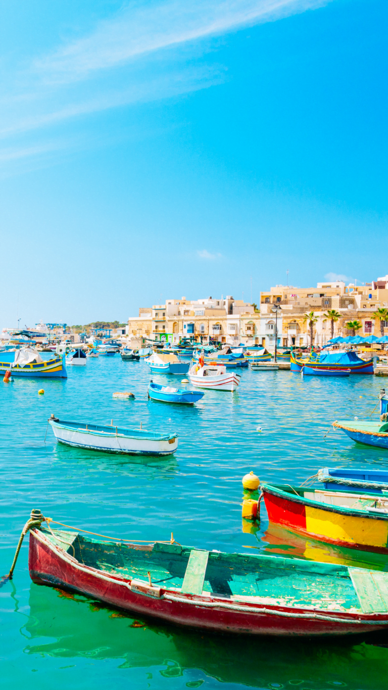 Plongez dans une mer Méditerranée turquoise accompagné de barques colorés.