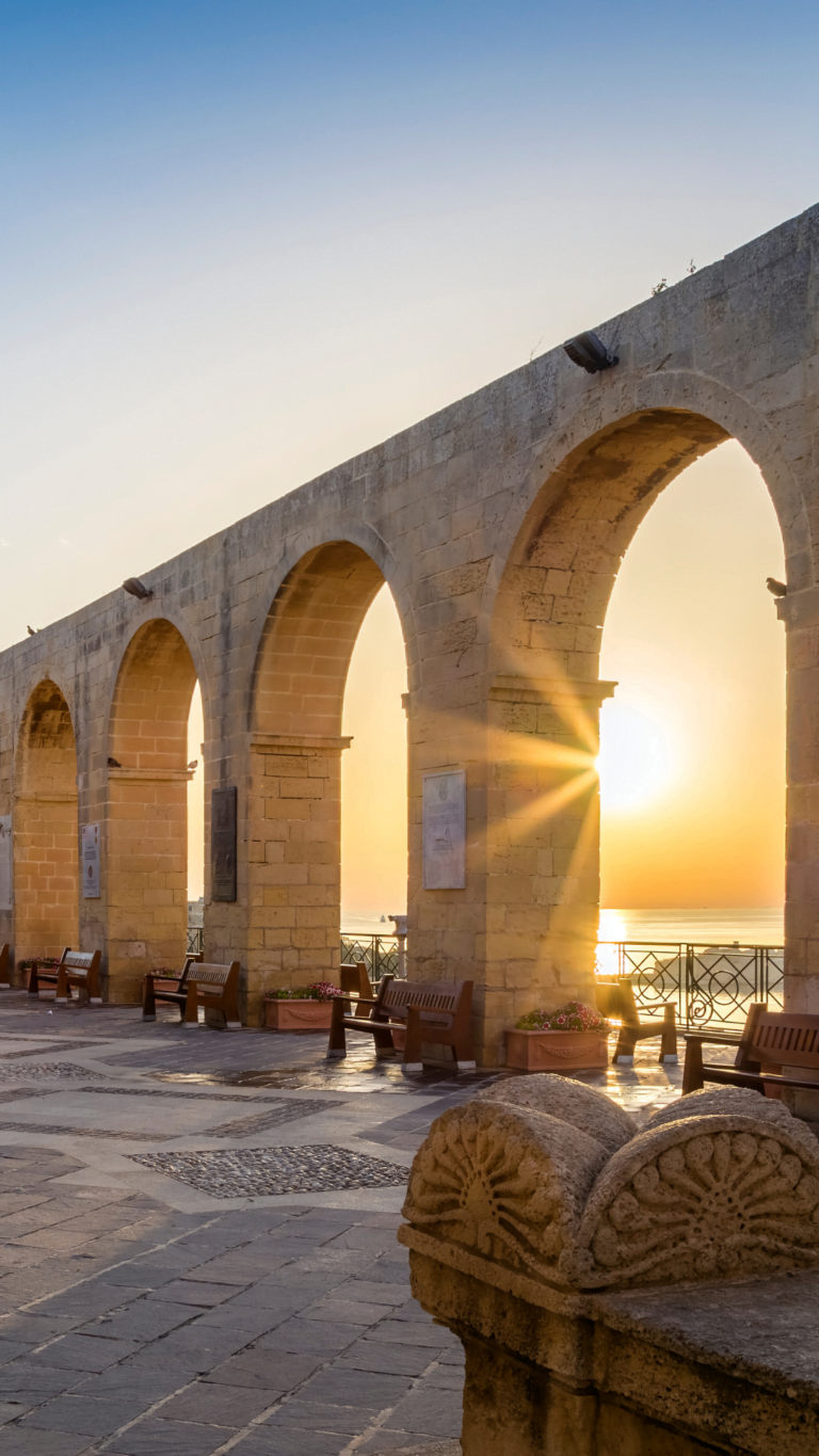 Un pont à Malte à l'heure du couché du soleil.