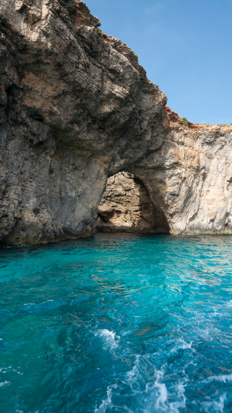 les calanques sont un véritable trésor naturel niché entre les falaises escarpées. Les eaux cristallines scintillent sous le soleil étincelant, offrant un spectacle à couper le souffle. Les vagues viennent délicatement se briser sur les rochers, laissant à notre esprit un temps d'évasion.